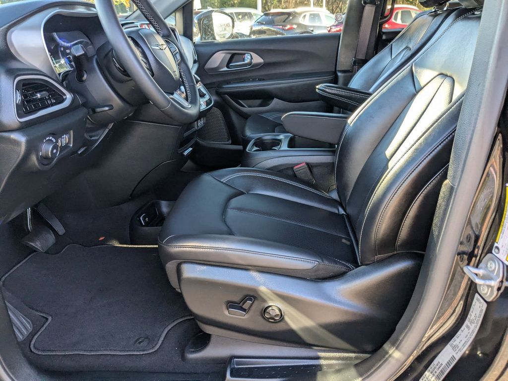 Thumbnail: 2025 Chrysler Pacifica - 11