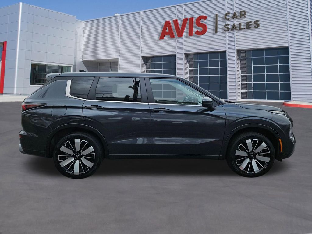 Thumbnail: 2025 Mitsubishi Outlander - 7