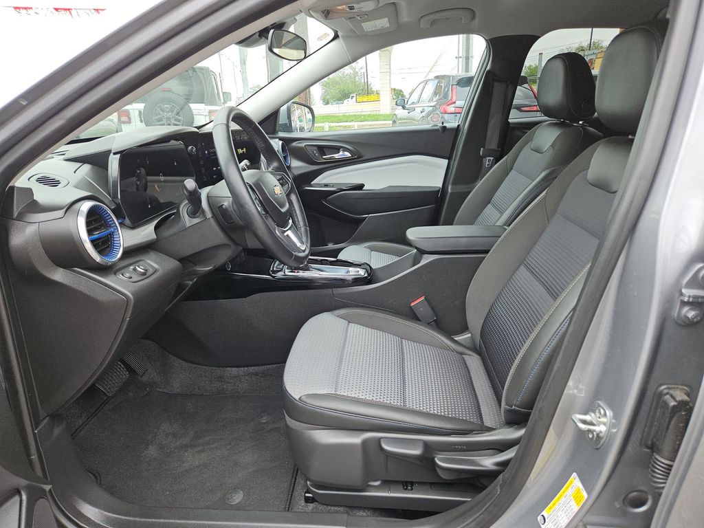 Thumbnail: 2025 Chevrolet Trax - 11