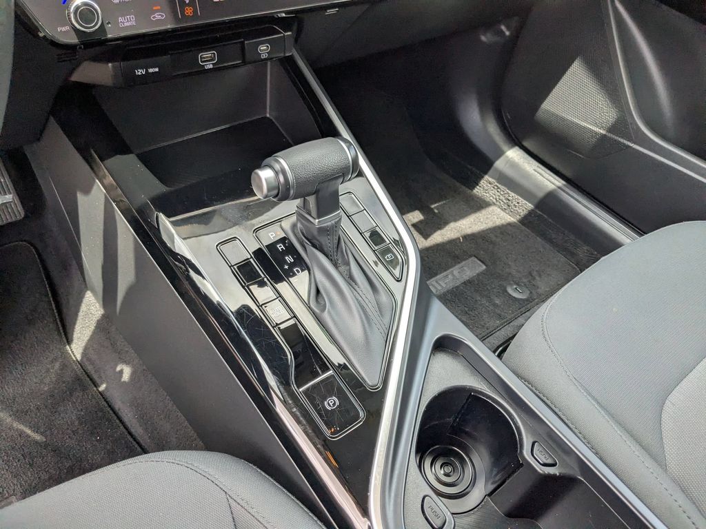 Thumbnail: 2025 Kia Niro - 21