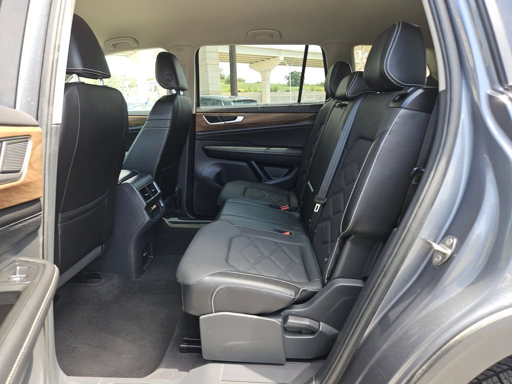 2025 Volkswagen Atlas SE w/Tech - Photo 17