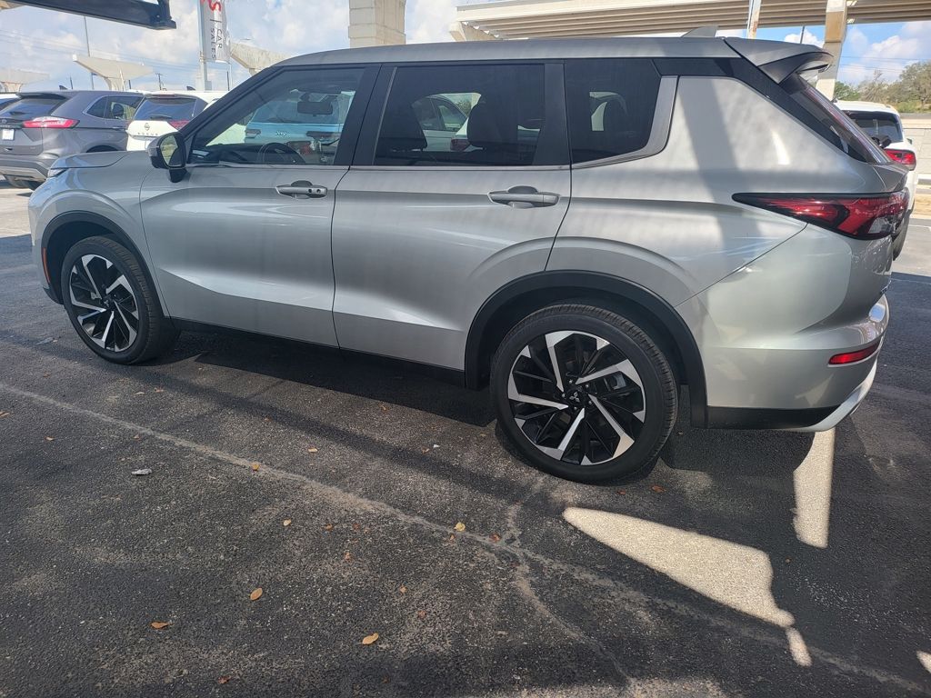 Thumbnail: 2024 Mitsubishi Outlander - 13