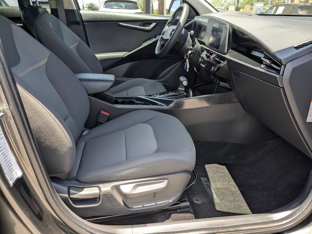 Thumbnail: 2025 Kia Niro - 26
