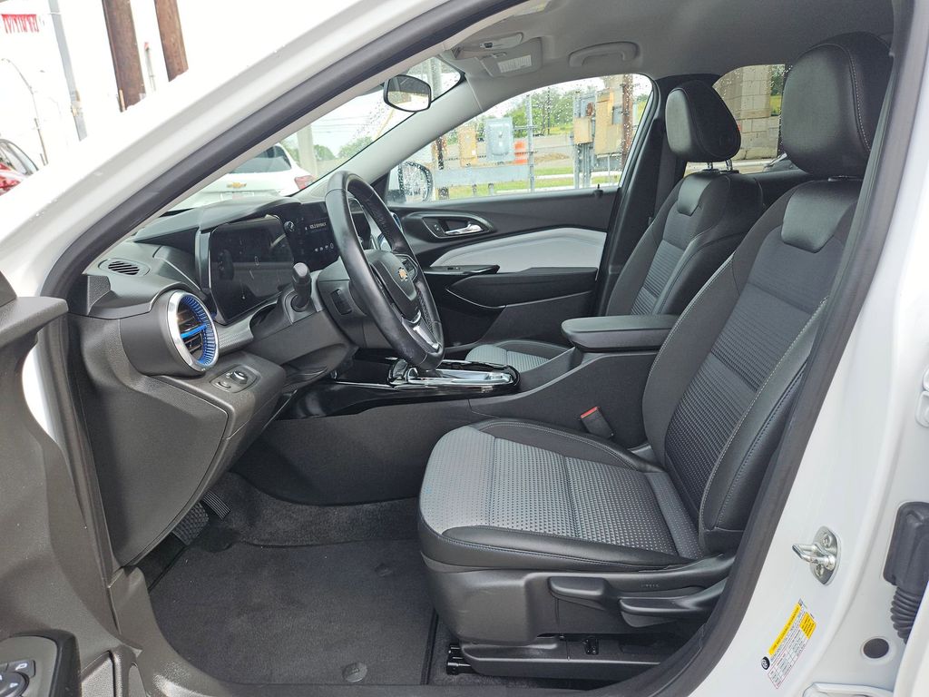 Thumbnail: 2025 Chevrolet Trax - 11