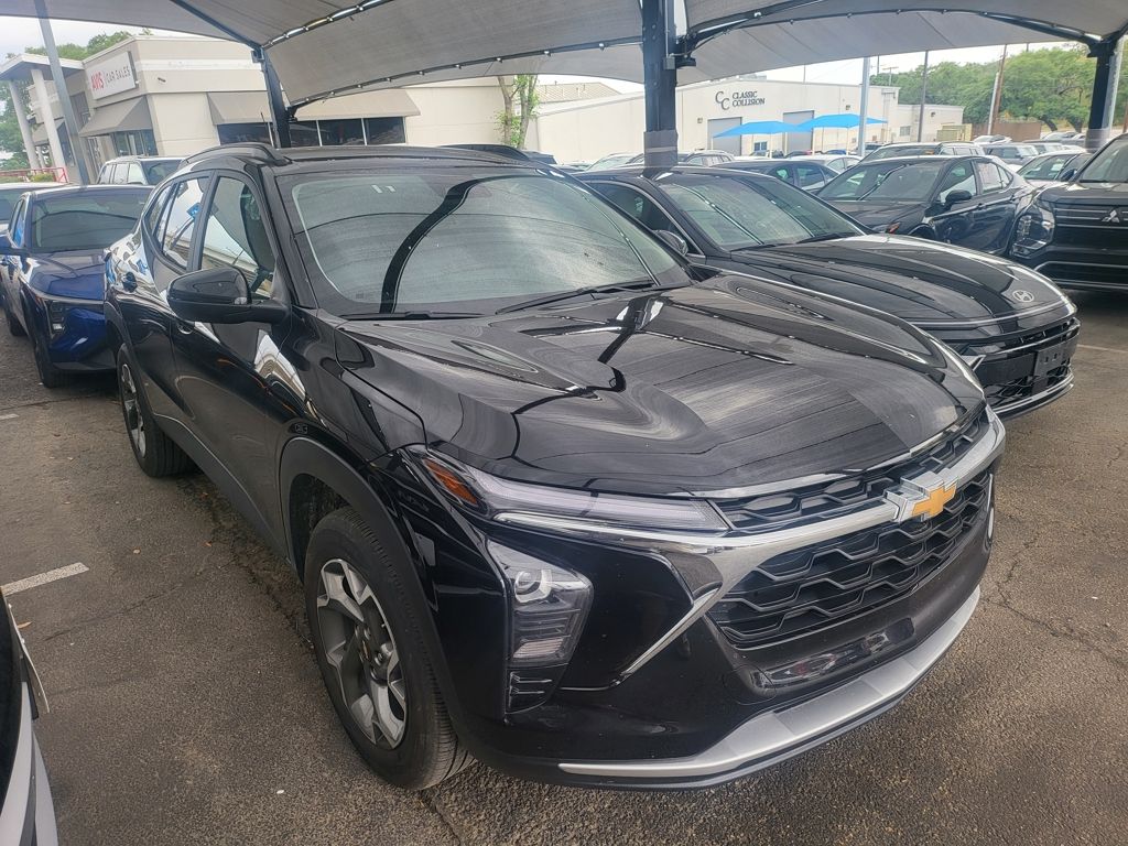 Thumbnail: 2025 Chevrolet Trax - 3