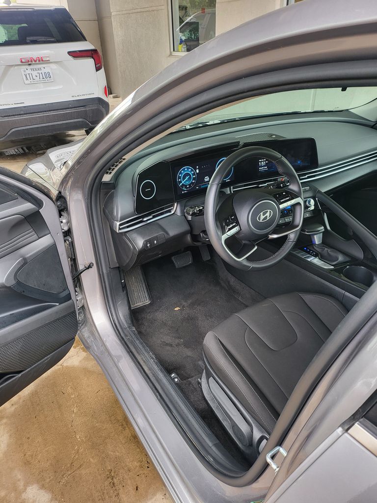 Thumbnail: 2025 Hyundai Elantra - 3