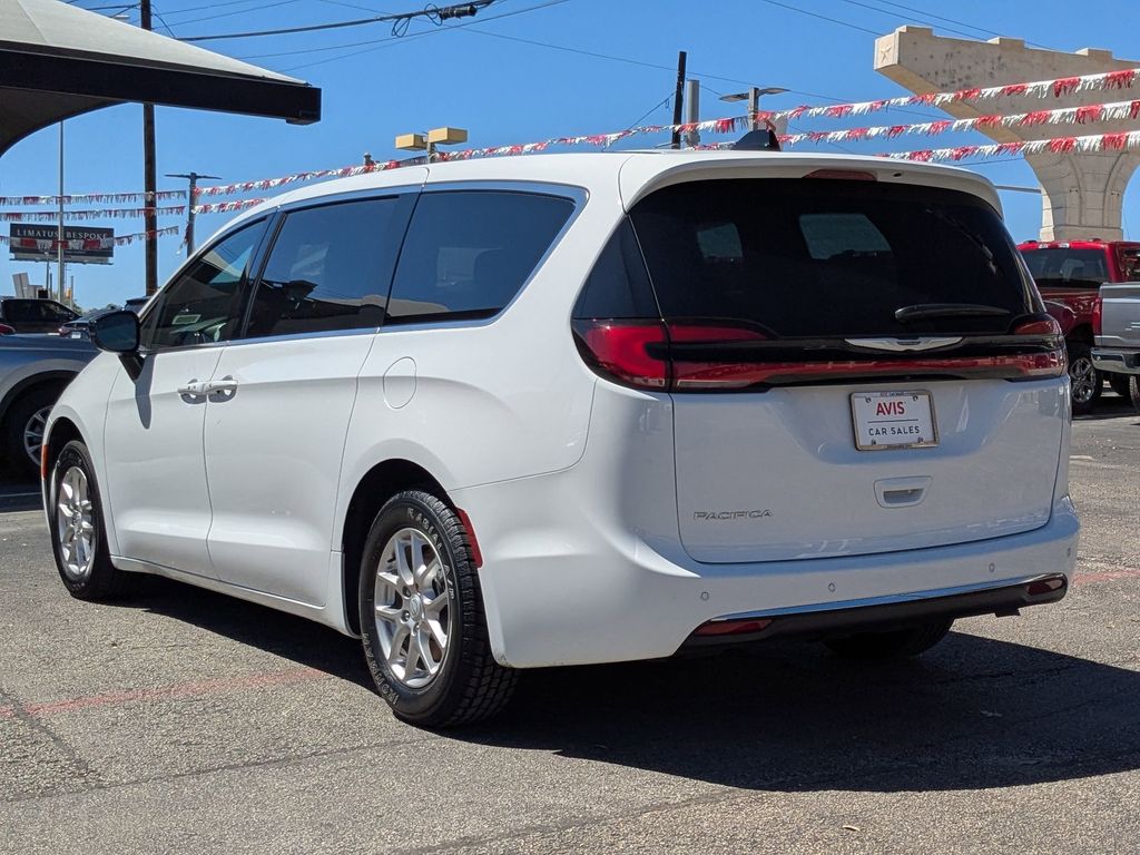 Thumbnail: 2025 Chrysler Pacifica - 3