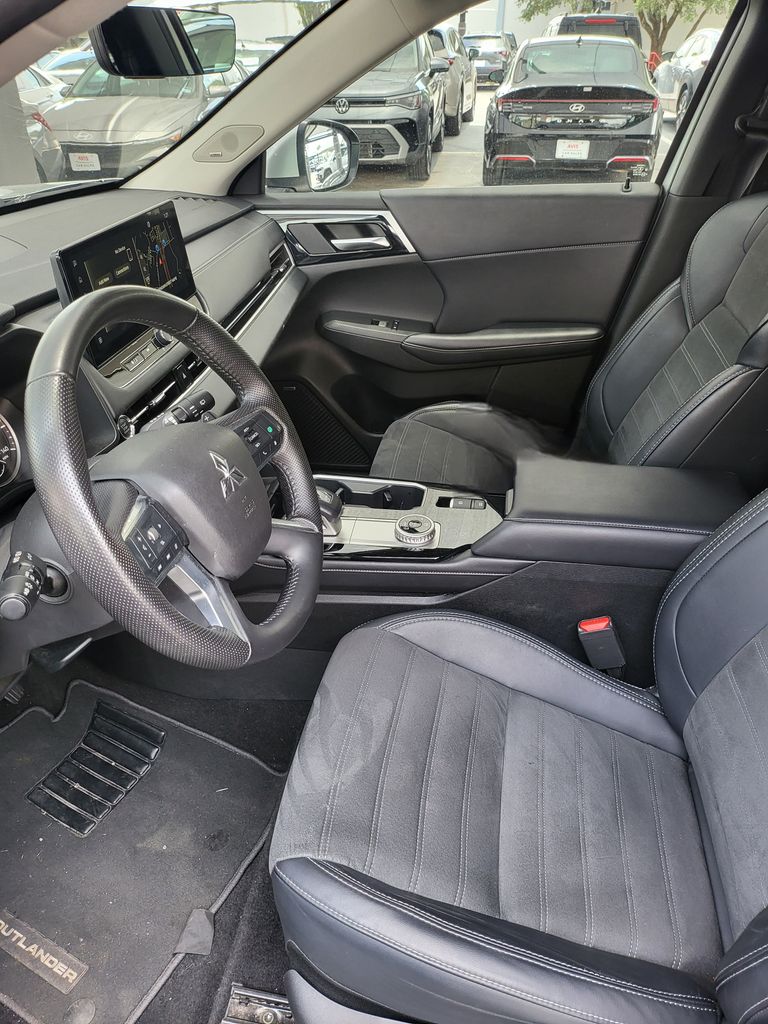 Thumbnail: 2025 Mitsubishi Outlander - 3