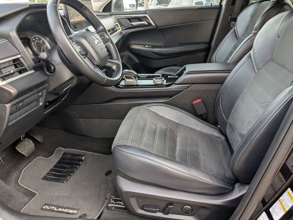 Thumbnail: 2025 Mitsubishi Outlander - 11