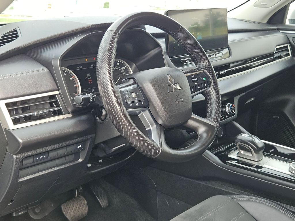 Thumbnail: 2025 Mitsubishi Outlander - 13