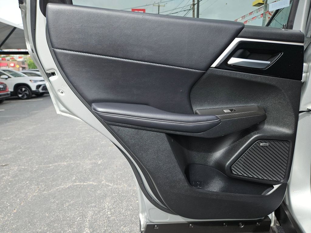 Thumbnail: 2025 Mitsubishi Outlander - 18