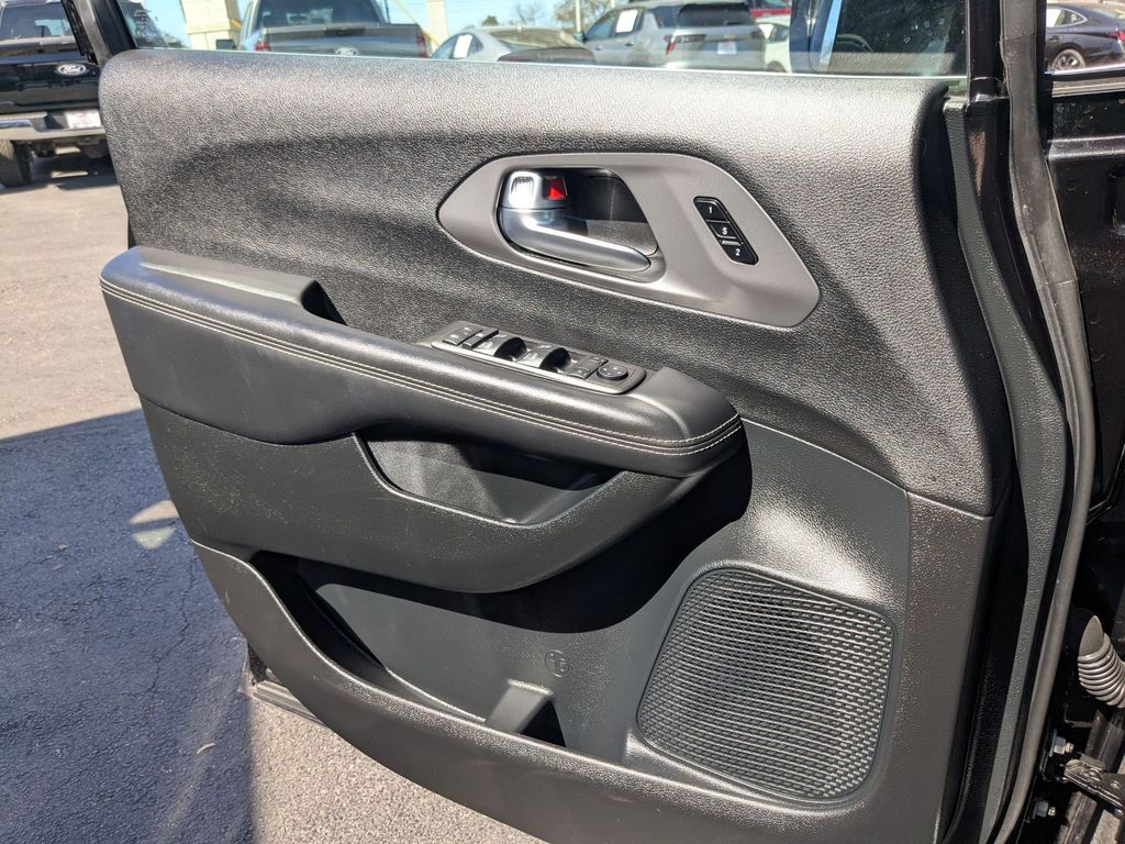 Thumbnail: 2025 Chrysler Pacifica - 14