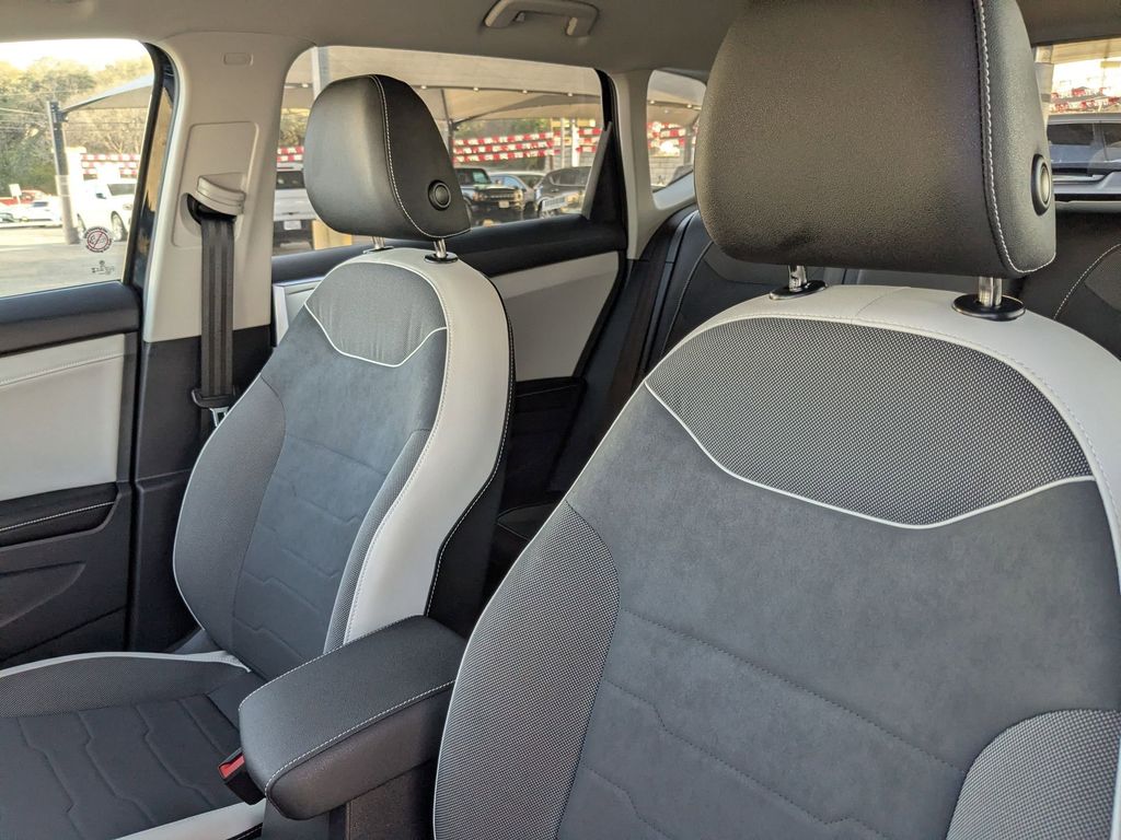 Thumbnail: 2025 Volkswagen Taos - 15