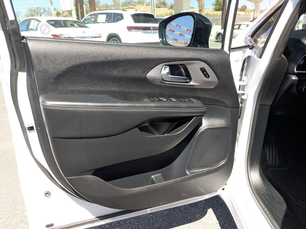 Thumbnail: 2025 Chrysler Pacifica - 14