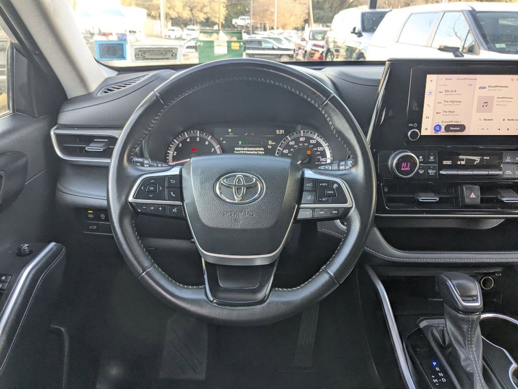 Thumbnail: 2024 Toyota Highlander - 16