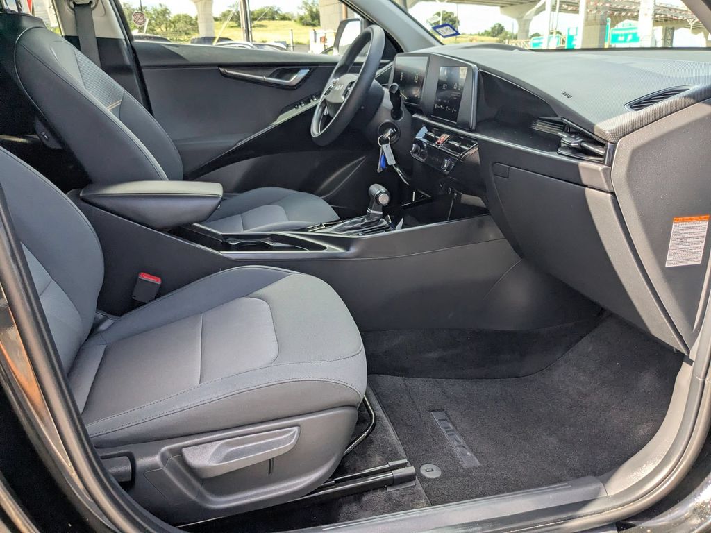 Thumbnail: 2025 Kia Niro - 26
