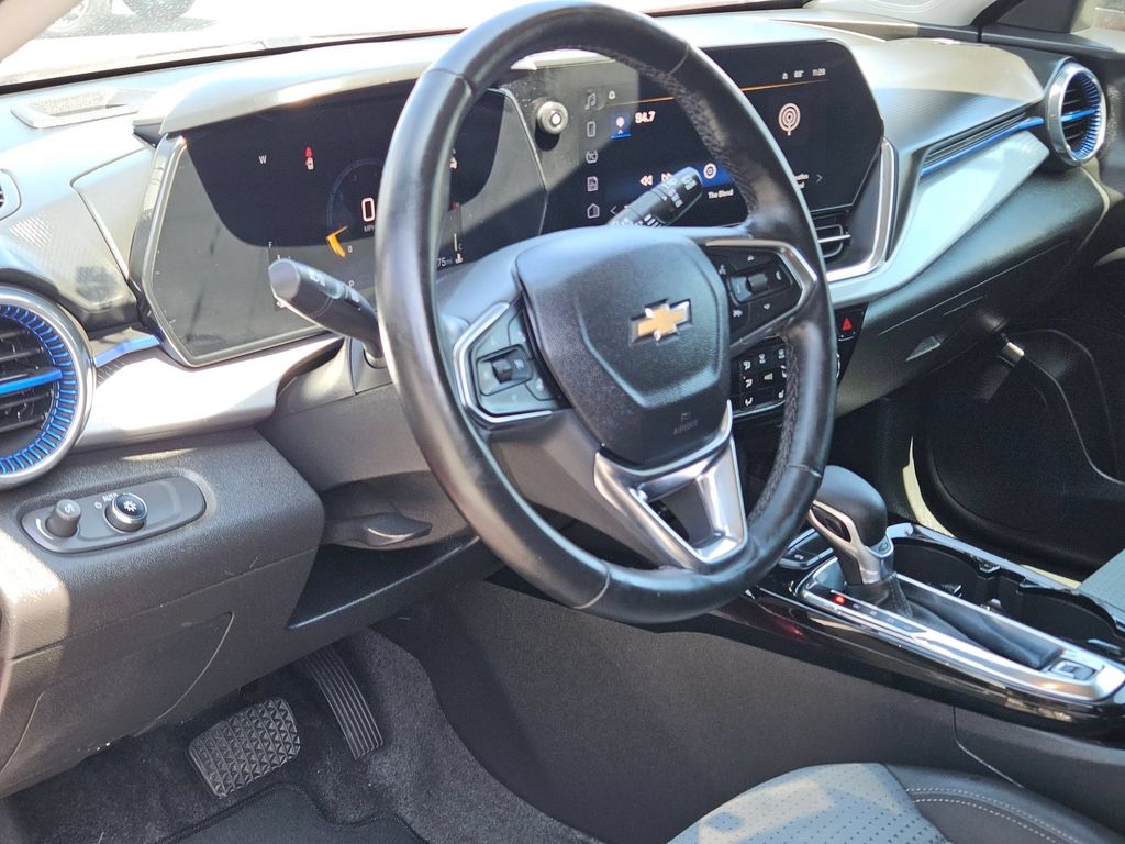 2025 Chevrolet Trax LT - Photo 13