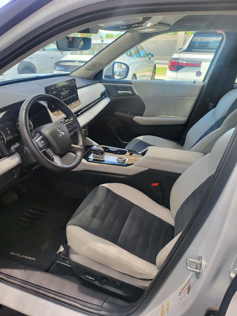 Thumbnail: 2025 Mitsubishi Outlander - 3
