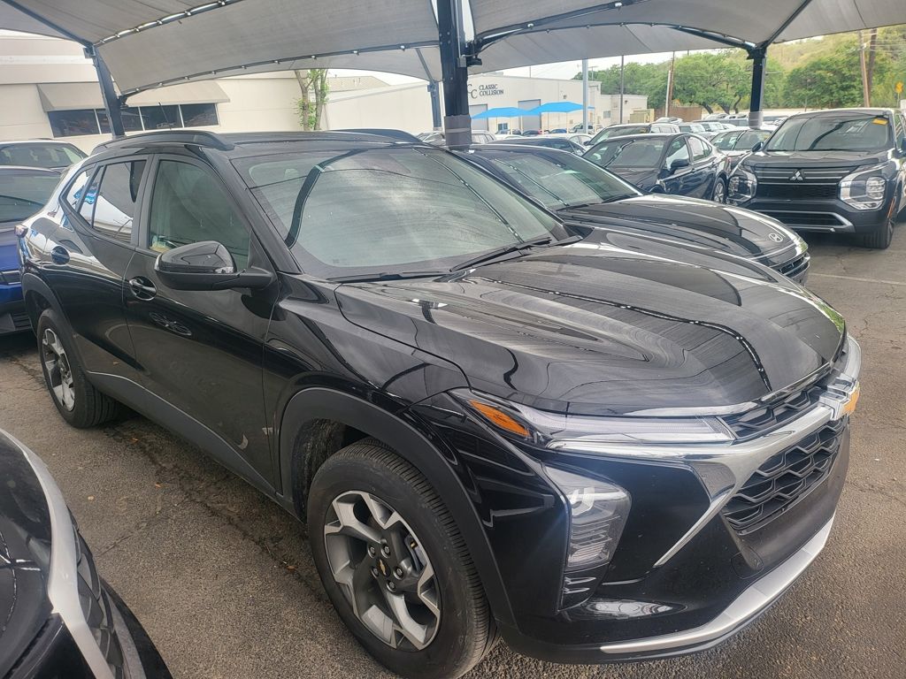 Thumbnail: 2025 Chevrolet Trax - 4