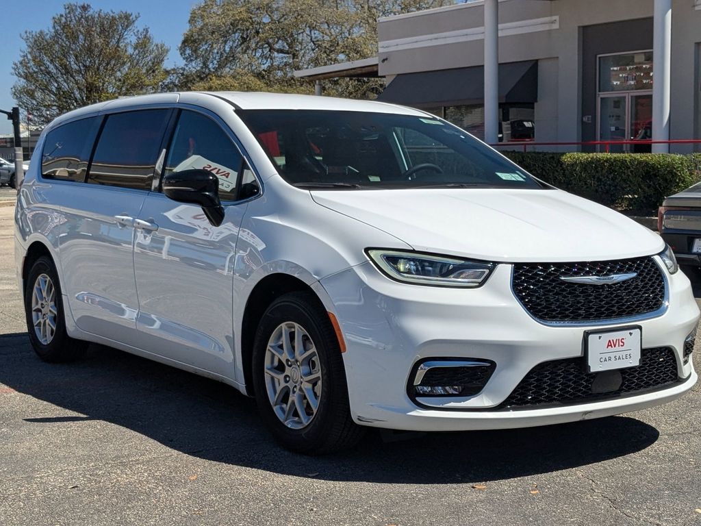 Thumbnail: 2025 Chrysler Pacifica - 9