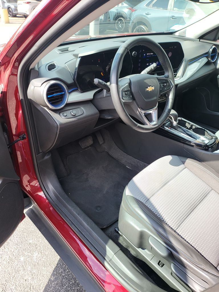 Thumbnail: 2025 Chevrolet Trax - 3