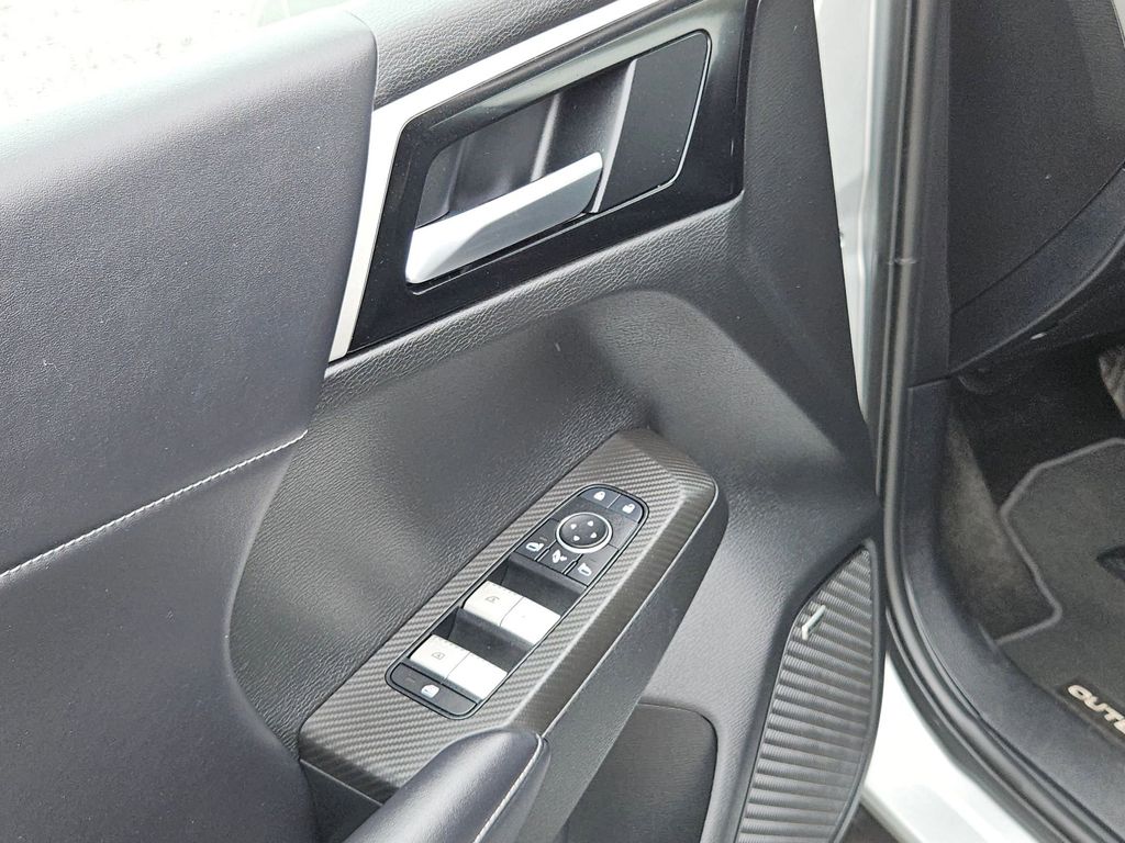 Thumbnail: 2025 Mitsubishi Outlander - 7