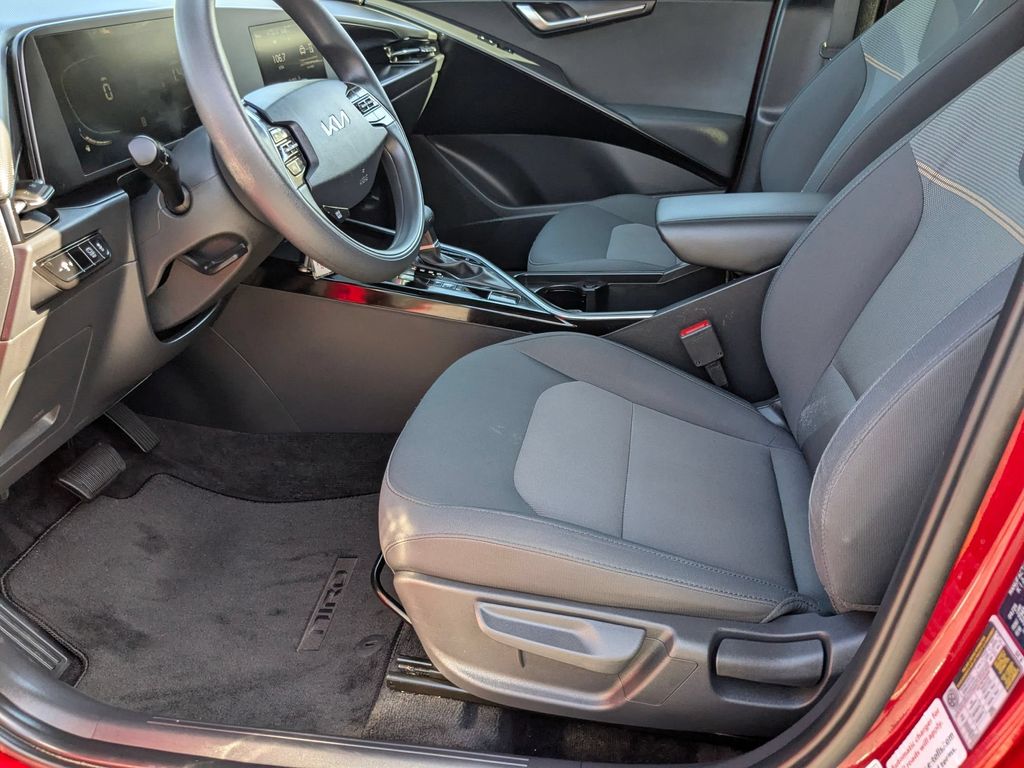 Thumbnail: 2025 Kia Niro - 11
