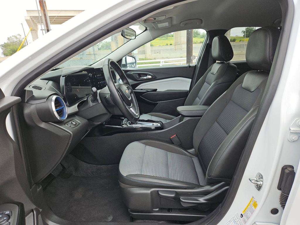 Thumbnail: 2025 Chevrolet Trax - 11