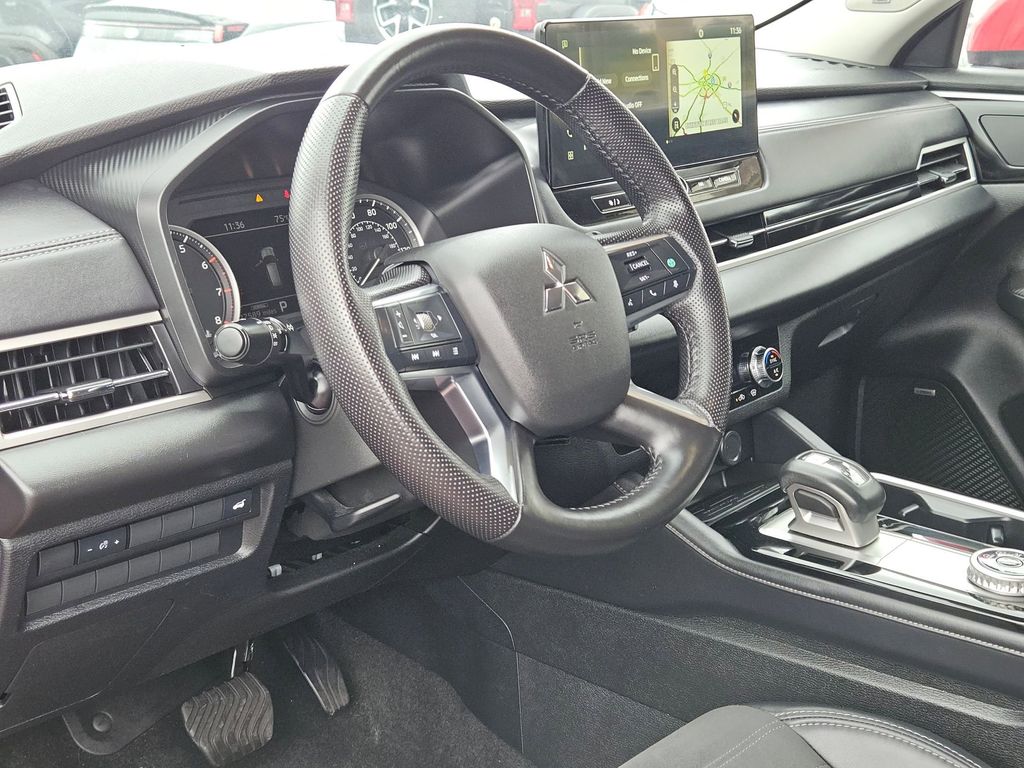 Thumbnail: 2025 Mitsubishi Outlander - 13