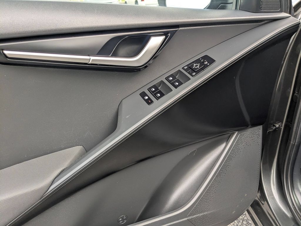 Thumbnail: 2025 Kia Niro - 13