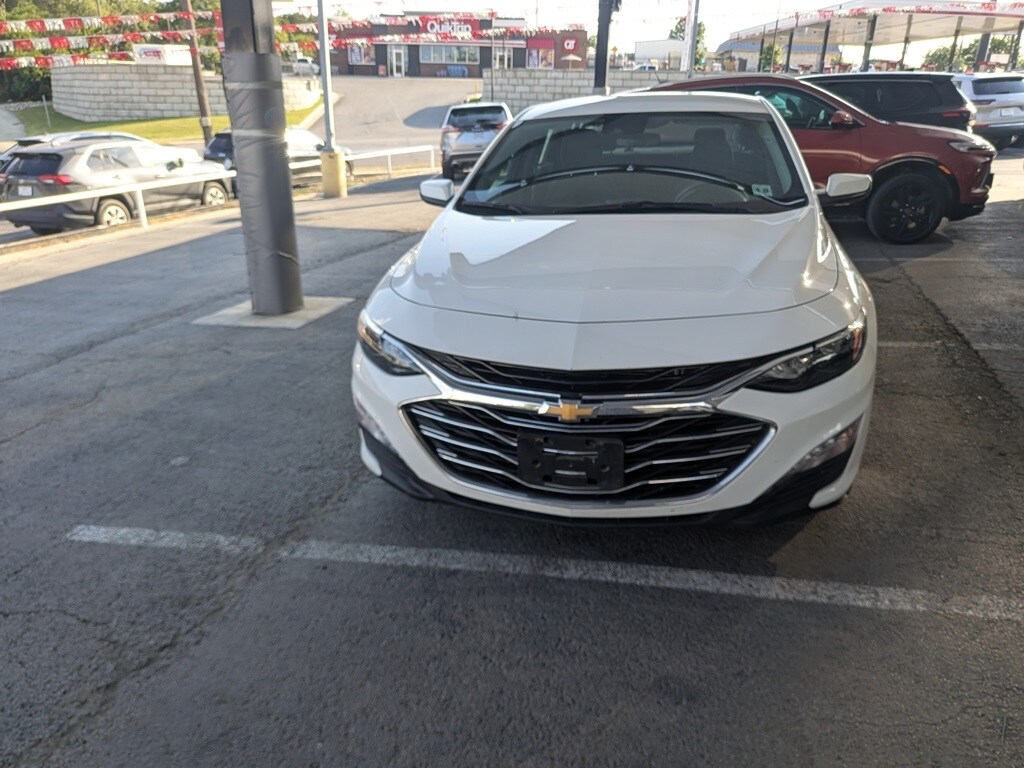 2023 Chevrolet Malibu 1LT photo 2