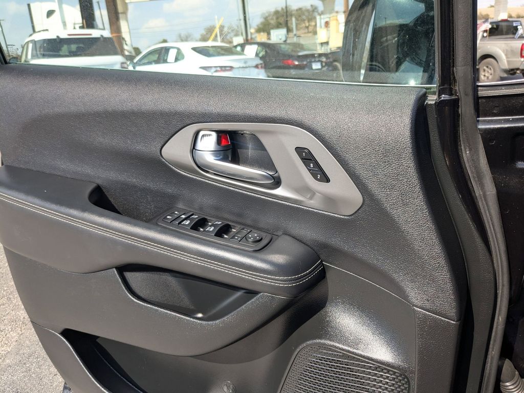 Thumbnail: 2025 Chrysler Pacifica - 16