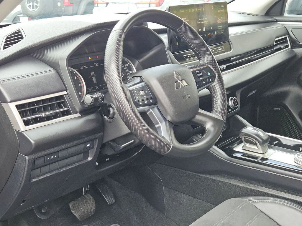 Thumbnail: 2025 Mitsubishi Outlander - 13