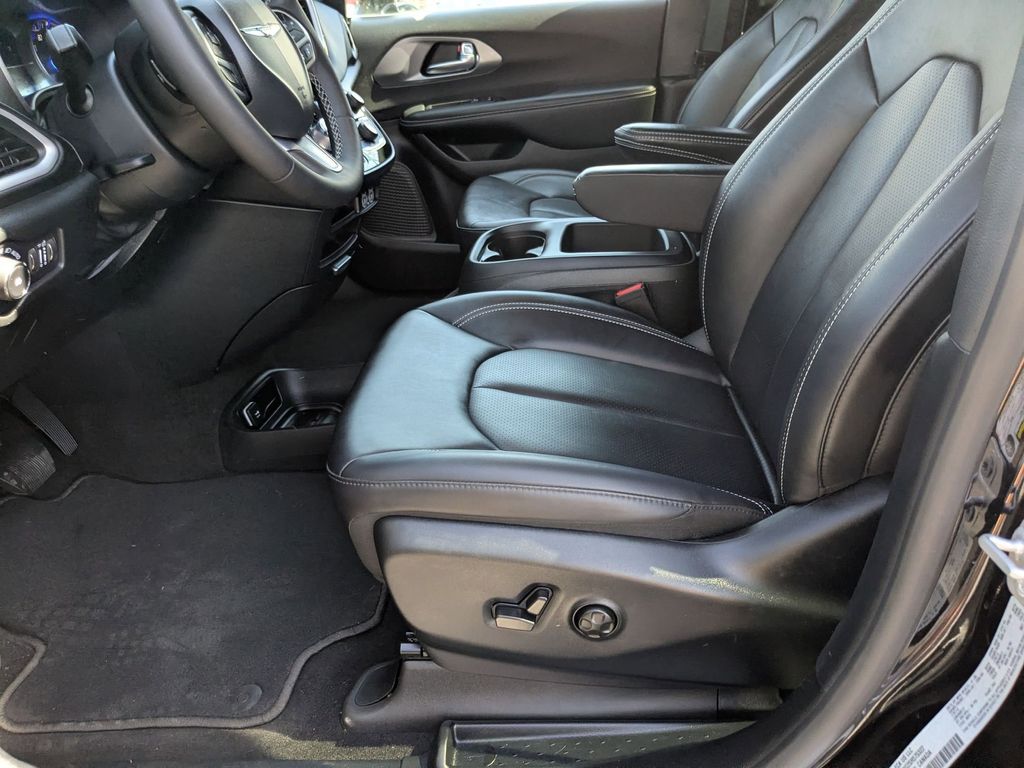 Thumbnail: 2025 Chrysler Pacifica - 11