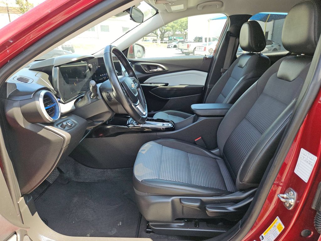2025 Chevrolet Trax LT - Photo 11
