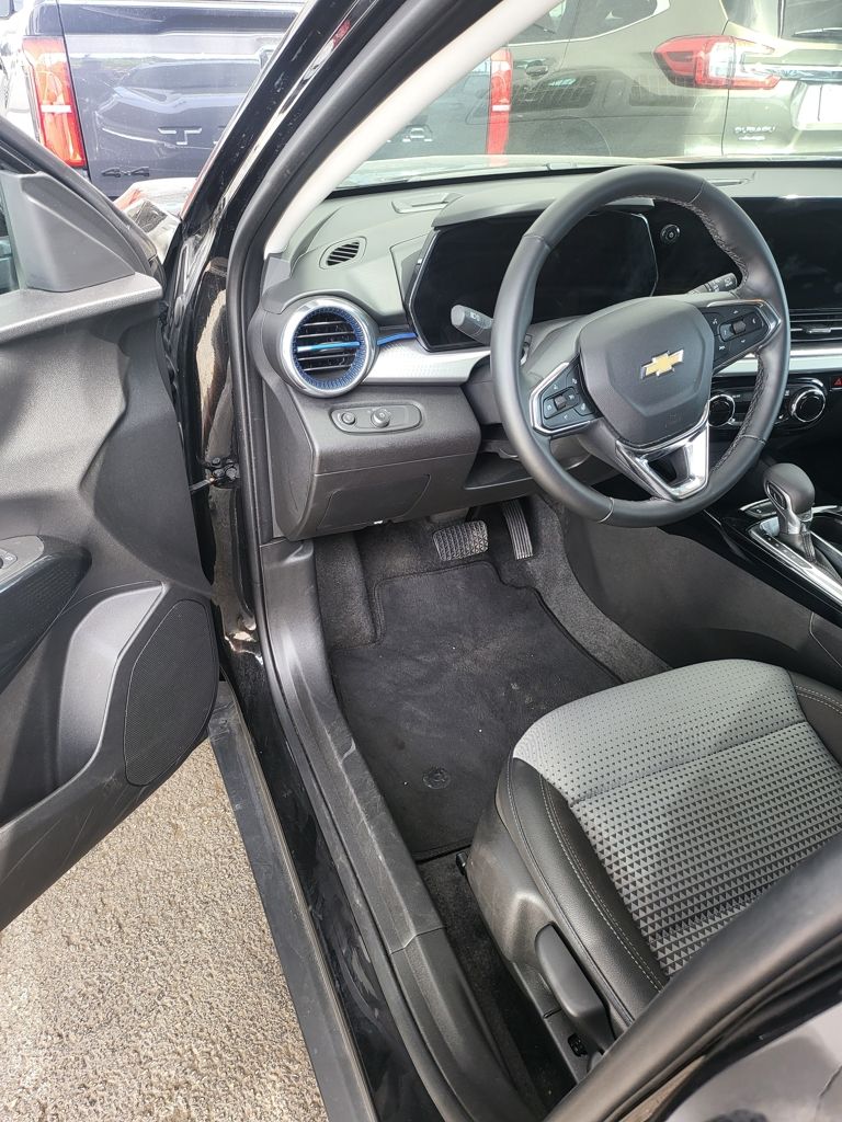 Thumbnail: 2025 Chevrolet Trax - 3