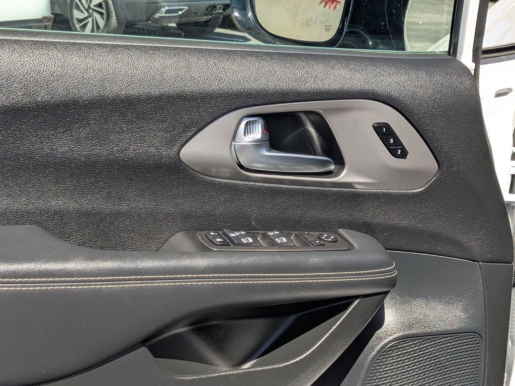 Thumbnail: 2025 Chrysler Pacifica - 15