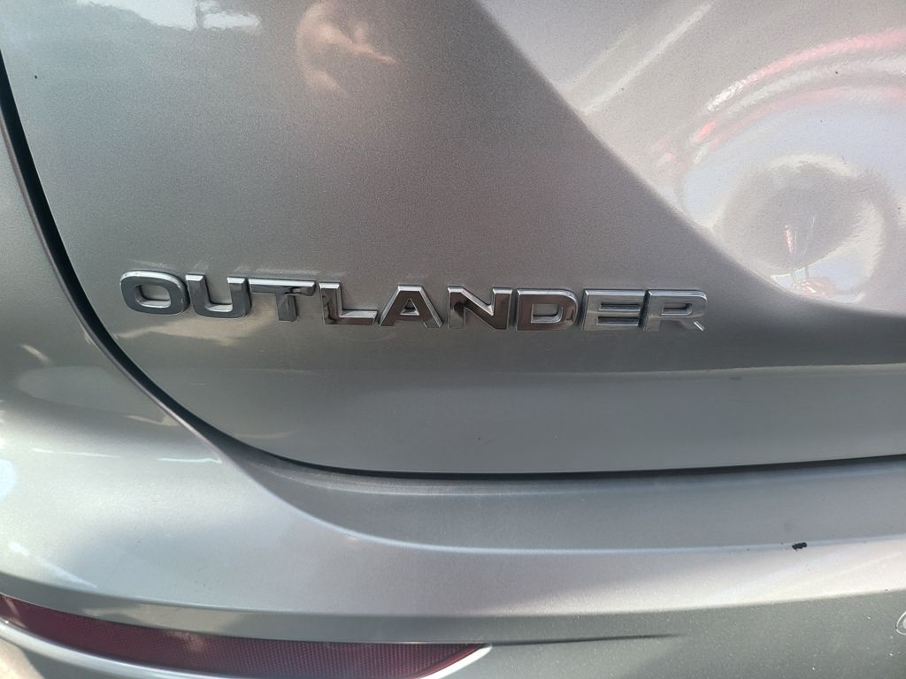 Thumbnail: 2024 Mitsubishi Outlander - 11