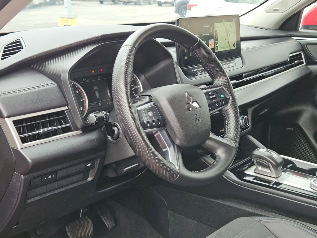Thumbnail: 2025 Mitsubishi Outlander - 13