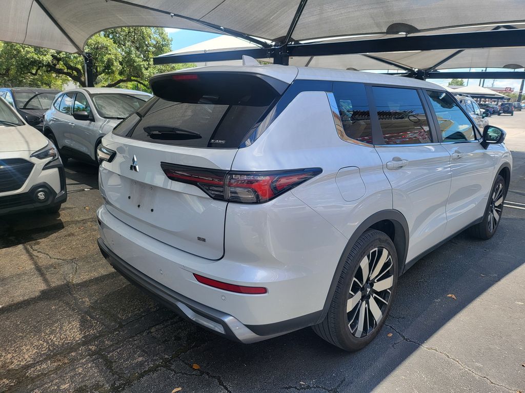 Thumbnail: 2025 Mitsubishi Outlander - 8