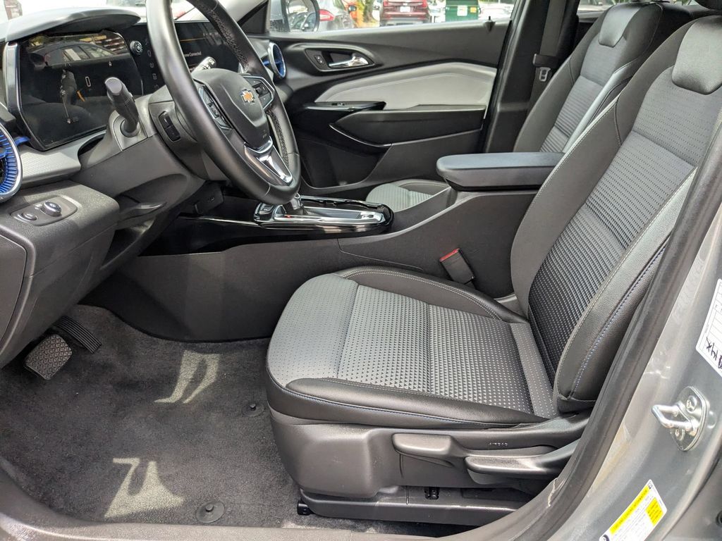 Thumbnail: 2025 Chevrolet Trax - 11