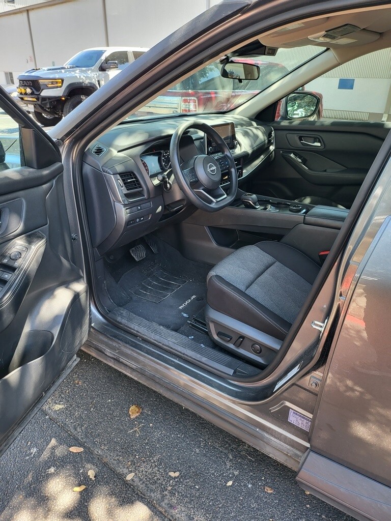 2024 Nissan Rogue SV photo 3