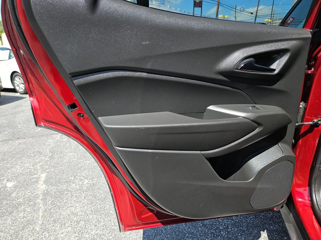 2025 Chevrolet Trax LT - Photo 18