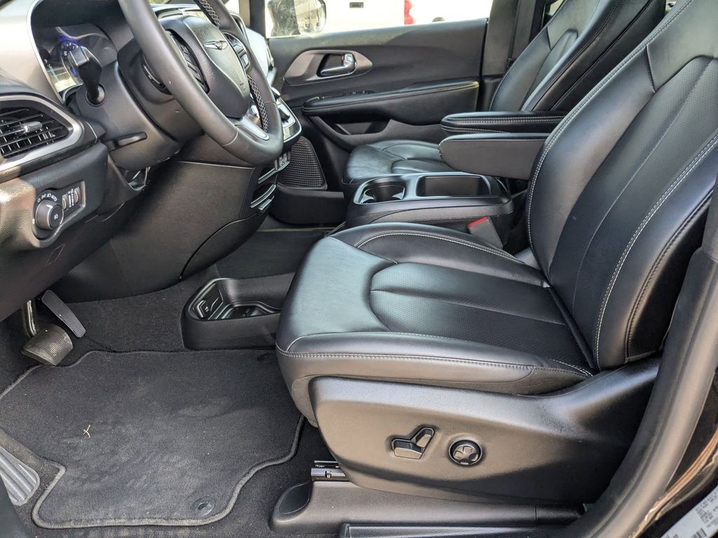 Thumbnail: 2025 Chrysler Pacifica - 11