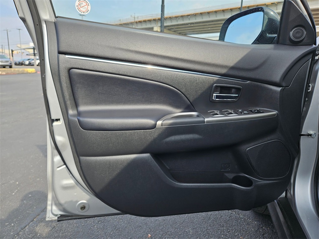 Thumbnail: 2024 Mitsubishi Outlander Sport - 15