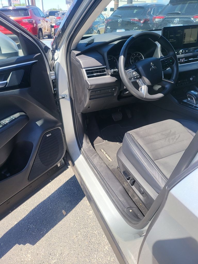 Thumbnail: 2025 Mitsubishi Outlander - 5