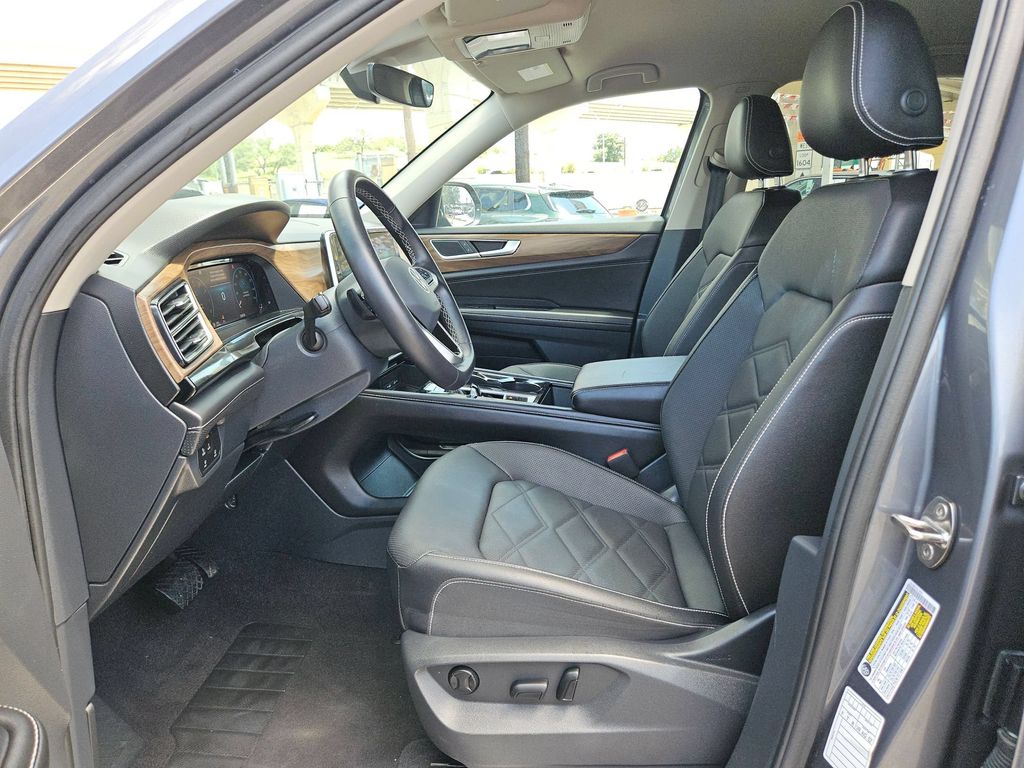2025 Volkswagen Atlas SE w/Tech - Photo 11