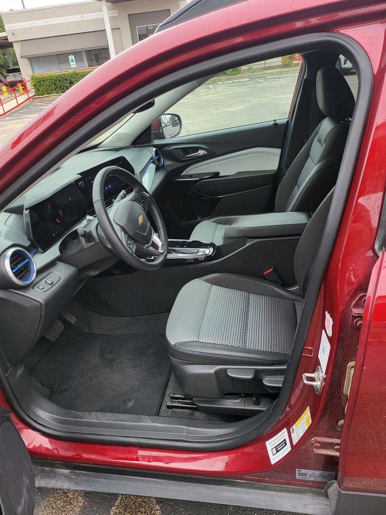 Thumbnail: 2025 Chevrolet Trax - 8