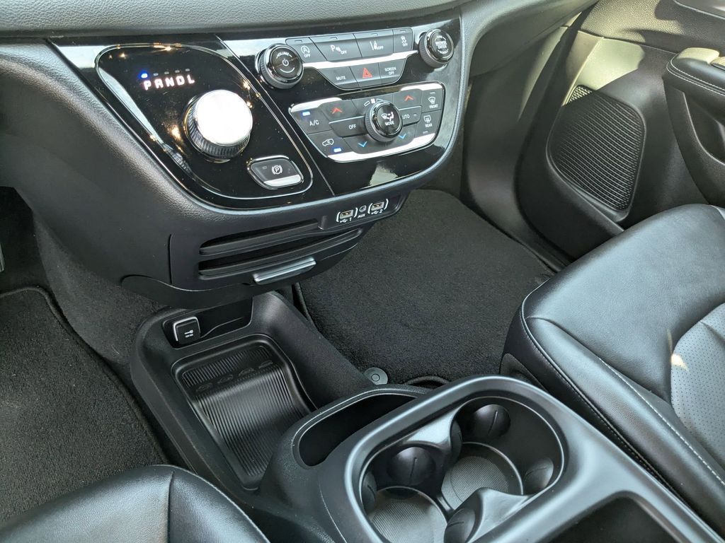 Thumbnail: 2025 Chrysler Pacifica - 21