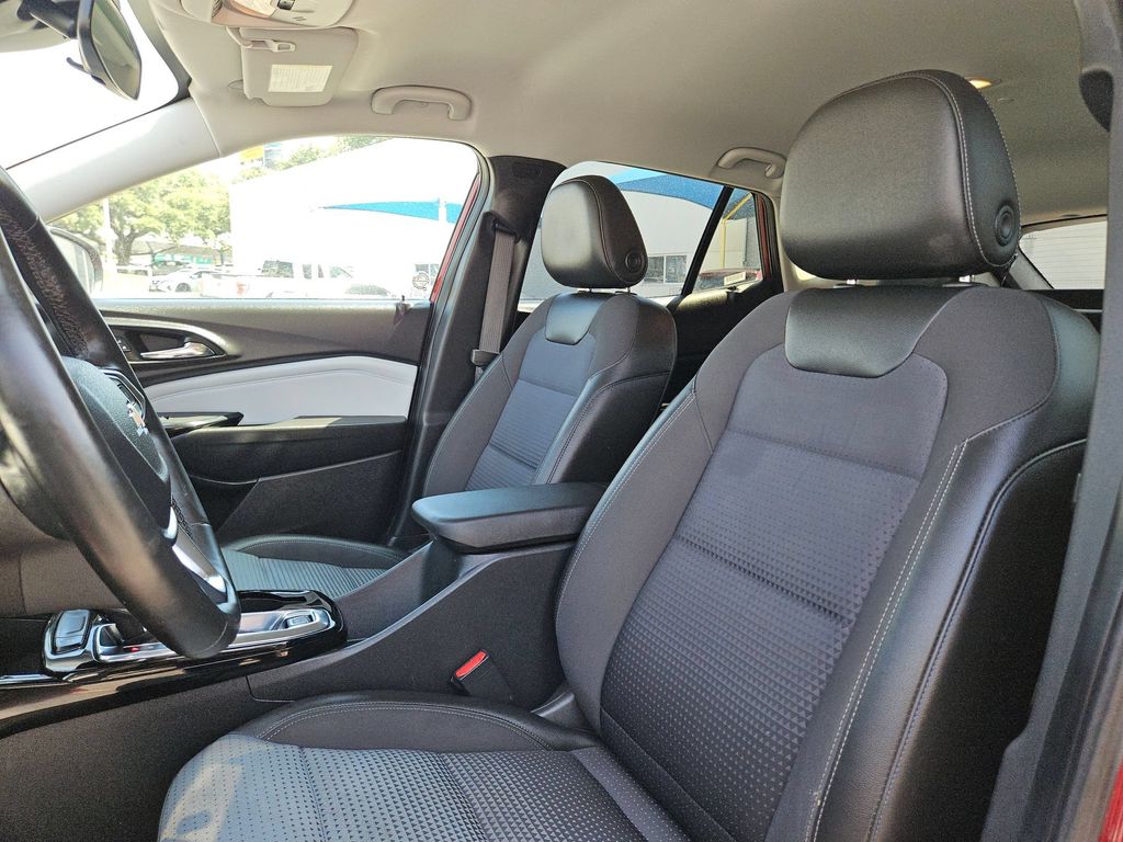 2025 Chevrolet Trax LT - Photo 16